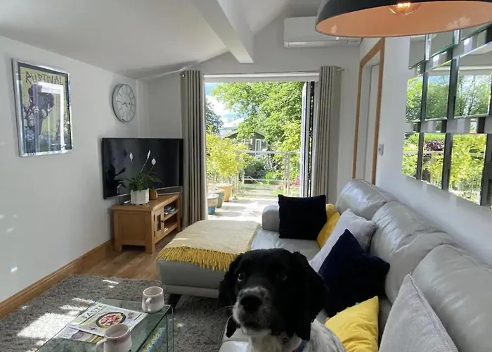 Cosy Dog Friendly Self Contained Apartment With Parking
